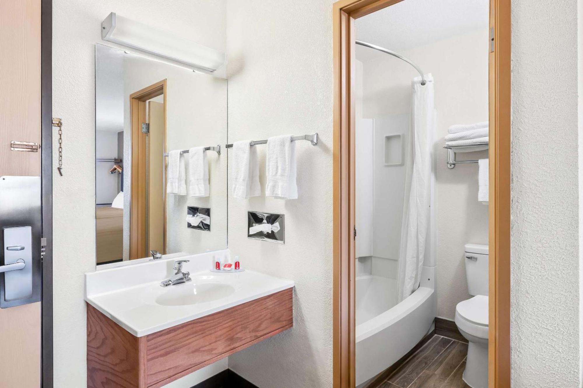 Econo Lodge Емпорія Екстер'єр фото